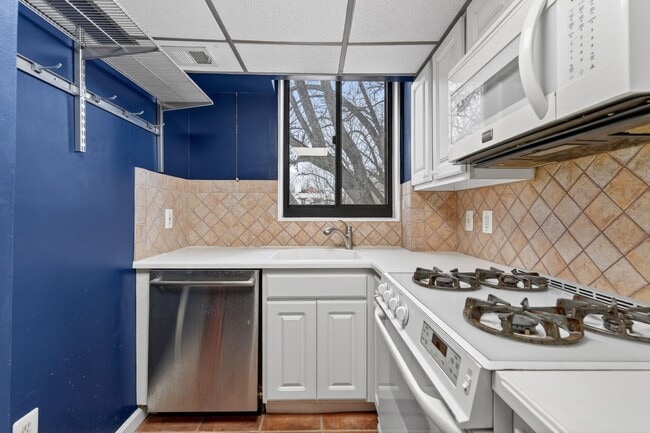 Building Photo - Professionally Managed, 2 Bedroom Corner Unit // Glover Park // Parking Included