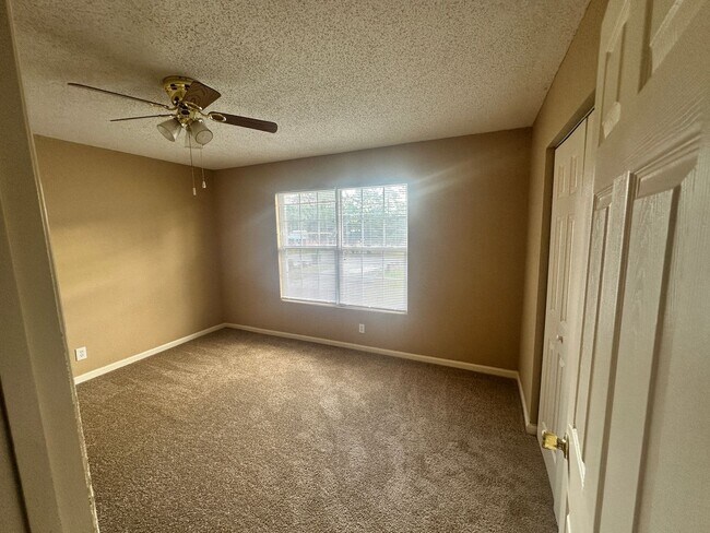 Building Photo - 2BD/1.5B Apartment in Adel