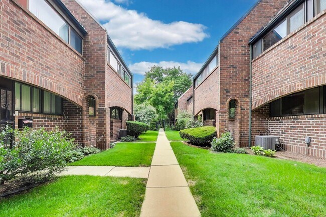 Building Photo - UIC Area 3-Bedroom Checks All the Boxes
