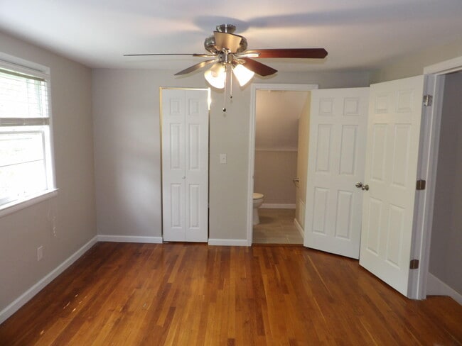 Building Photo - 286 Zandale Dr