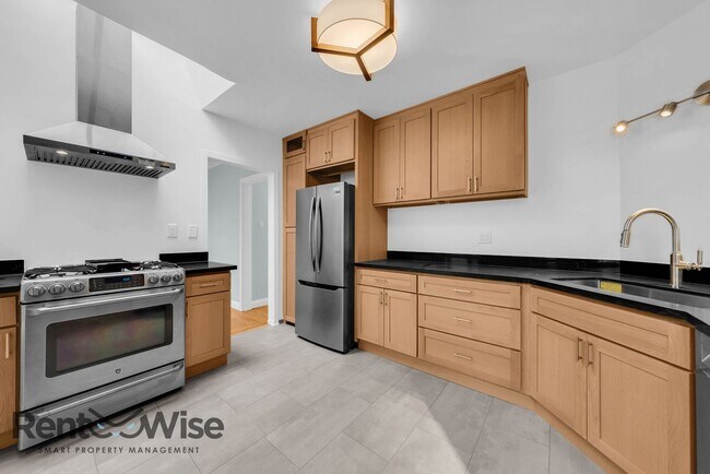 Building Photo - 824 Garfield St