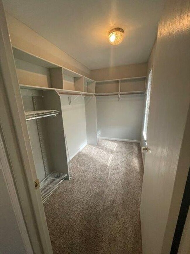 Building Photo - Gorgeous 3 Bedroom1/2 Plex in Elk Grove