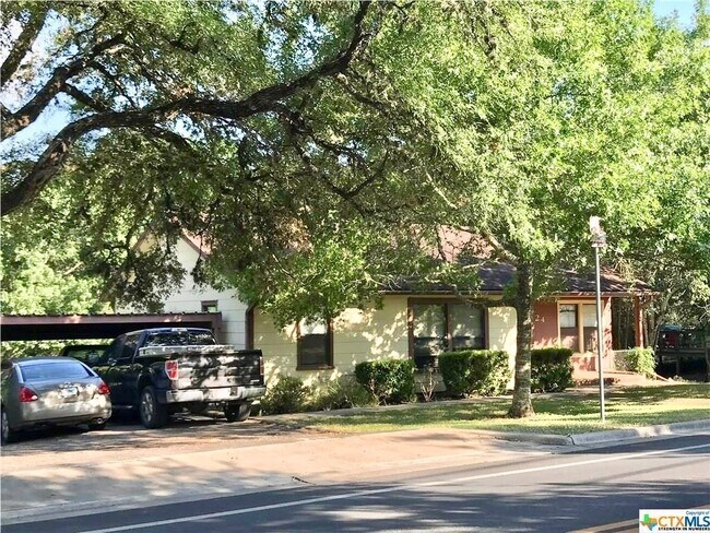 Building Photo - Charming 3 Bedroom Home - Large Backyard - Carport