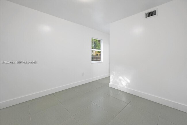 Building Photo - 911 Sharar Ave