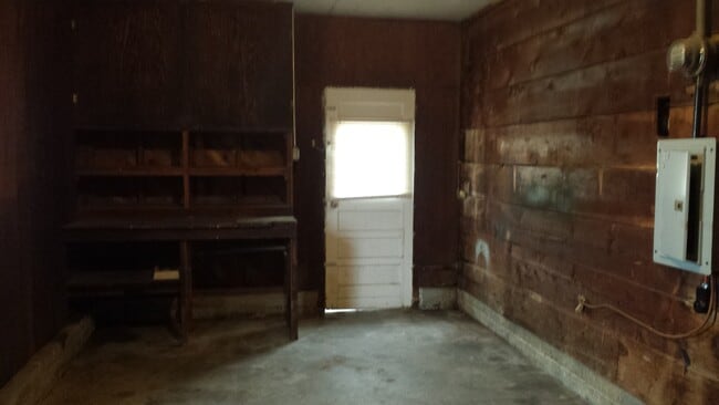 Building Photo - Very nice 3 bedroom house available for re...