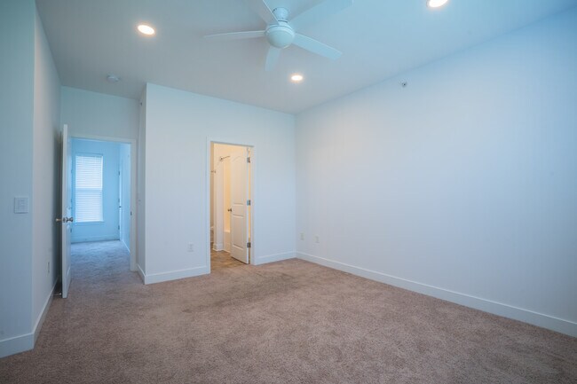 Building Photo - 1032 Skyline View Way