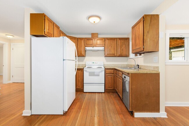 Building Photo - Greenlake Charming 3 Bedroom 1.75 Bath Huge Finished Family Room & Unfinished Basement