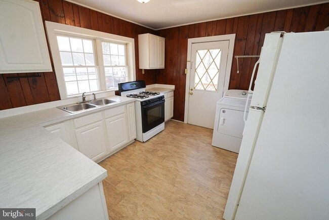 Building Photo - 8369 Nylon Ave