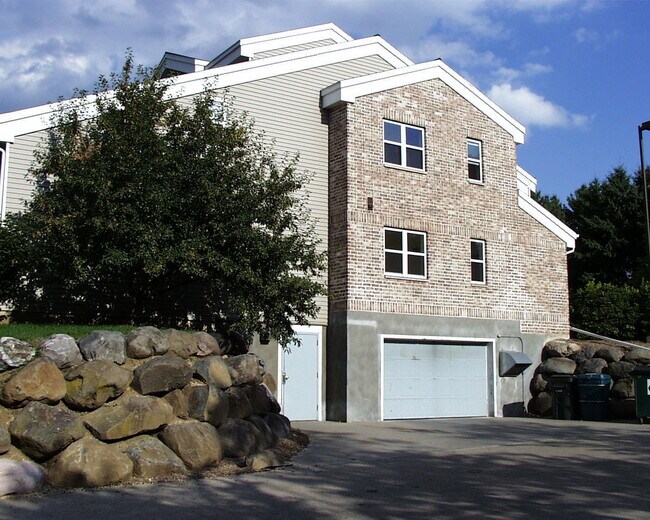 Building Photo - Great Arboretum location - 1 bedroom lofte...