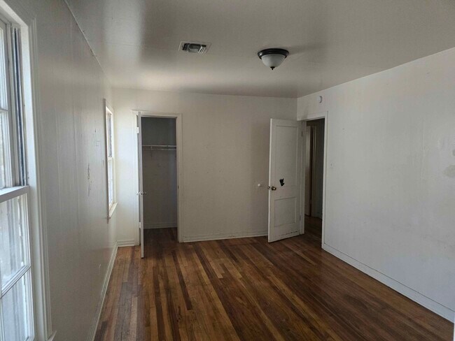 Building Photo - 4222 SW 11th Ave