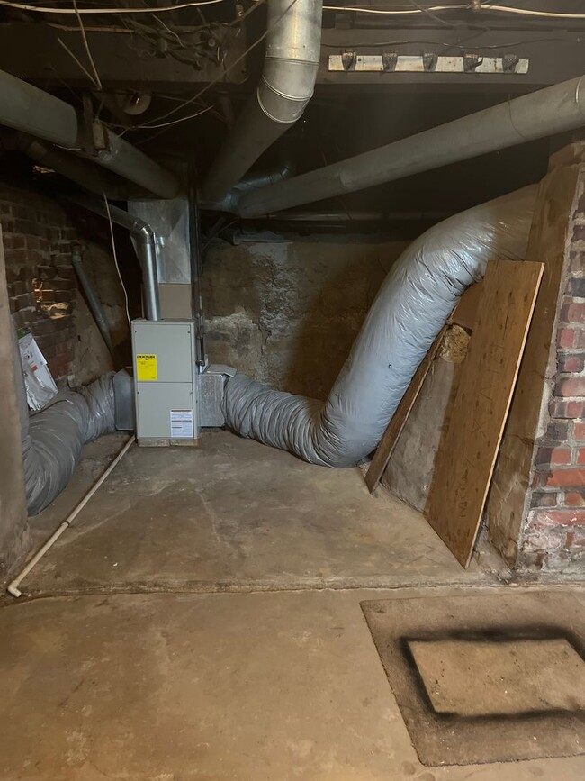 Building Photo - Wallace Ave Duplex