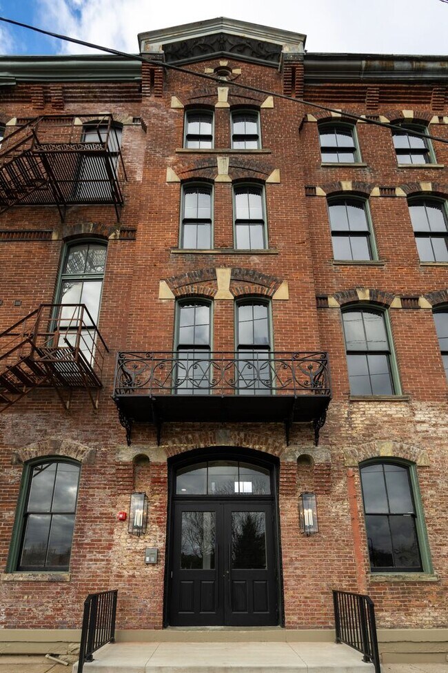 Building Photo - Burton One Bedroom Loft
