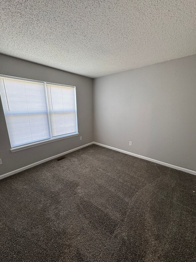 Building Photo - Noblesville 3  - R home