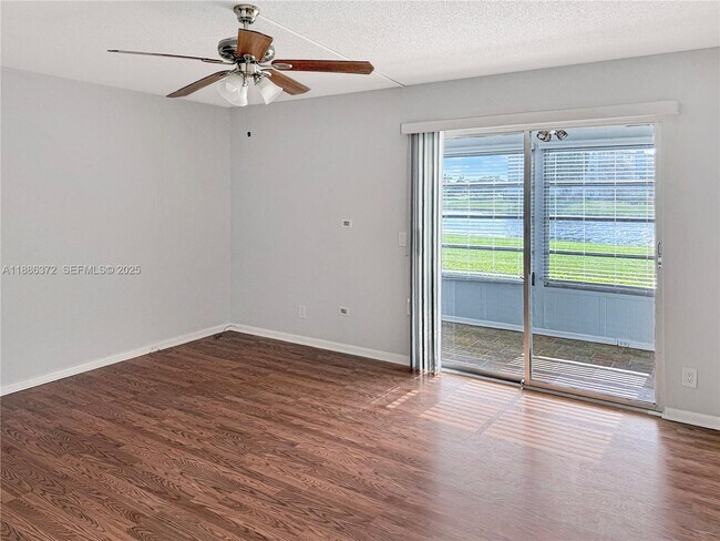 Building Photo - 1072 Cornwall D