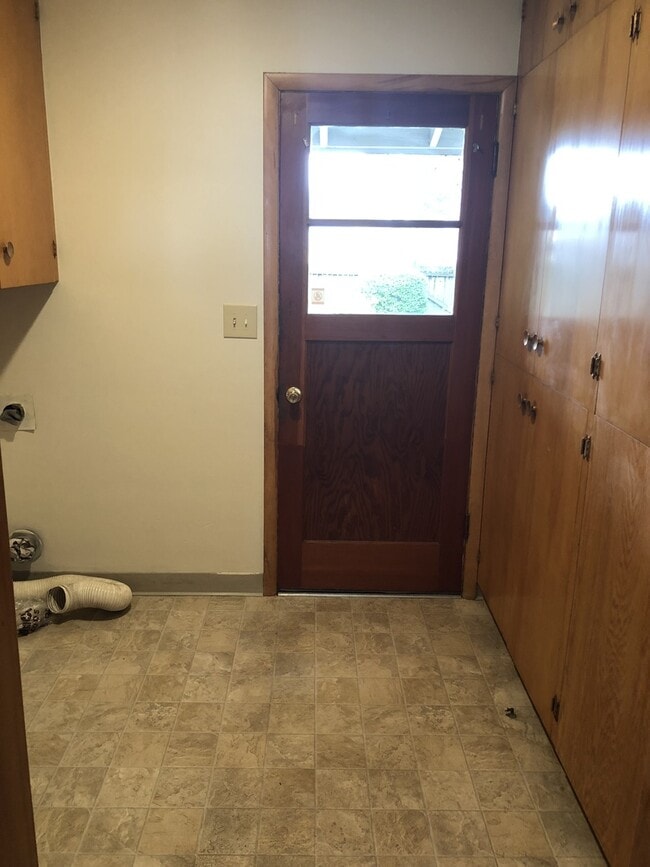 Building Photo - 800 NE 15th St