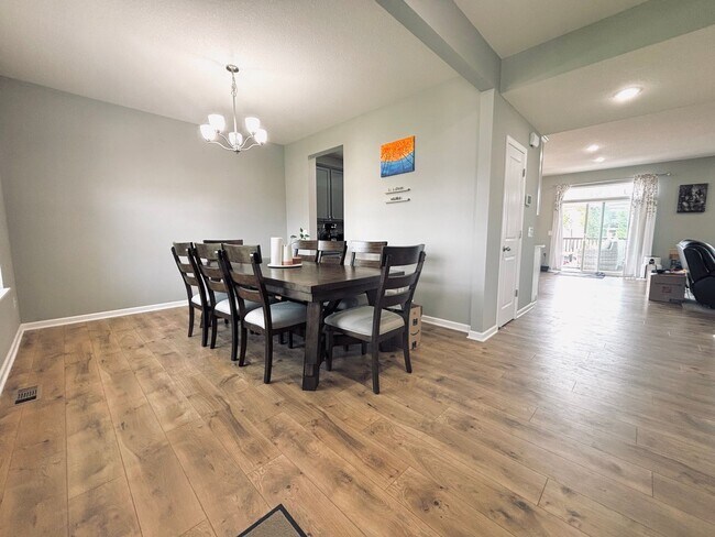 Building Photo - Stunning 5bed/3 1/2 bath Home in Shakopee!