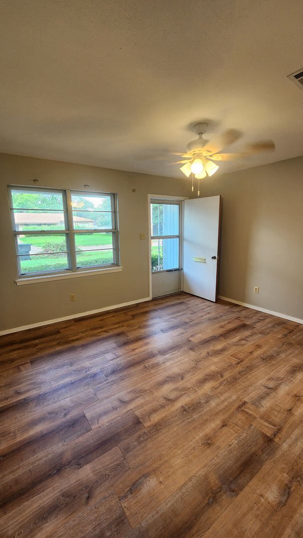 Building Photo - Refurbished - 3 bdrm 1 bath