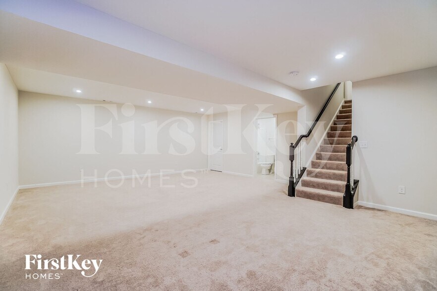 Building Photo - 717 Wallace Dr