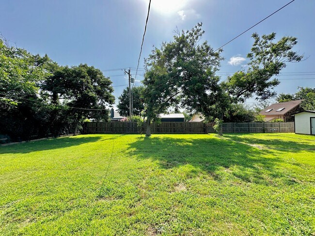 Building Photo - Lawn Care & WiFi Included