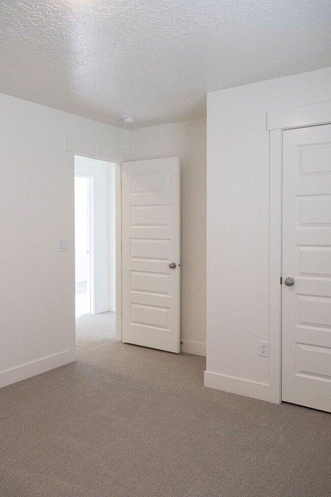 Building Photo - Spacious 4-Bed Home in Sage Canyon