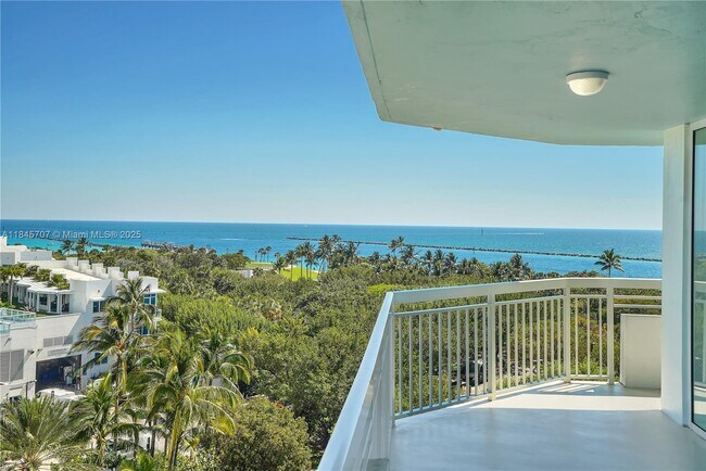 Building Photo - 400 S Pointe Dr