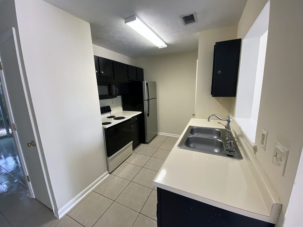 Building Photo - 168 Montmullin St