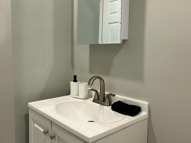 Building Photo - 128 Bainbridge St