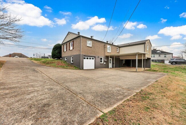 Building Photo - Great Location! Memorial Dr! Beautiful 3 Bedroom 2 Bath Ranch over Unfinished Basement!!