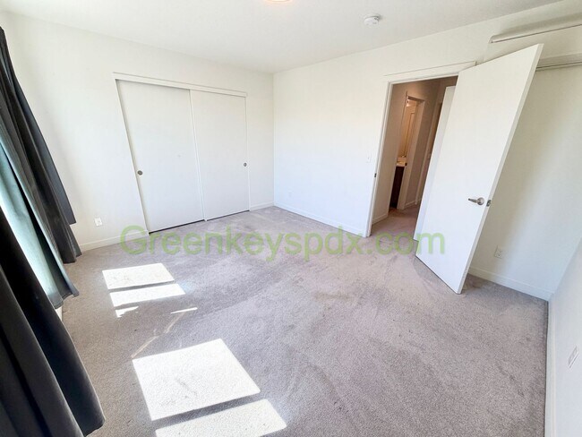 Building Photo - Modern 2-Bedroom Townhome on 3 Levels with Garage, A/C and Private Patio – Great SE Portland Loca...
