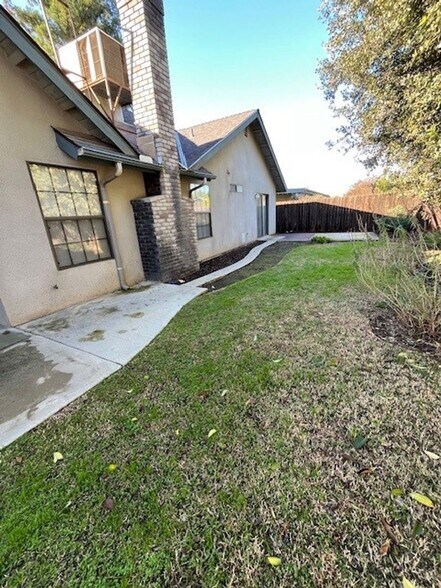 Building Photo - 740 W Vassar Ave