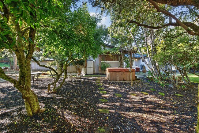 Building Photo - Charming 3-Bed / 2-Bath Retreat on Over an Acre in Sebastopol