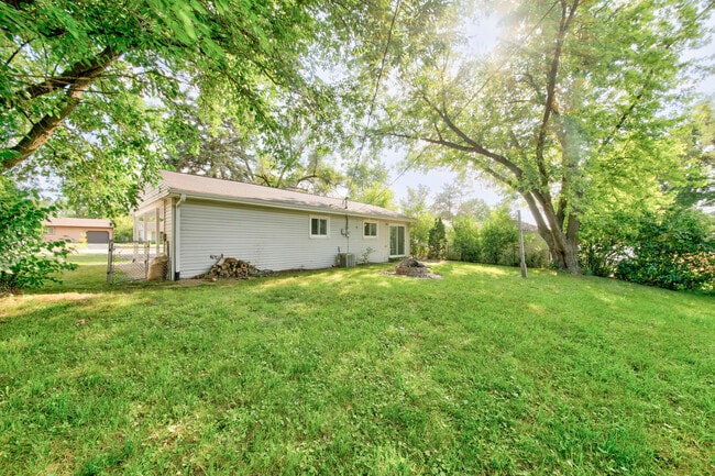 Building Photo - 112 Green Ln