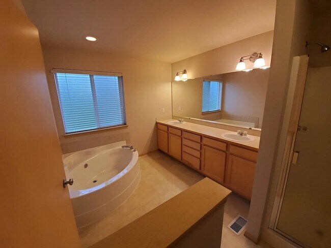 Building Photo - 18323-18313 13th Ave Ct E