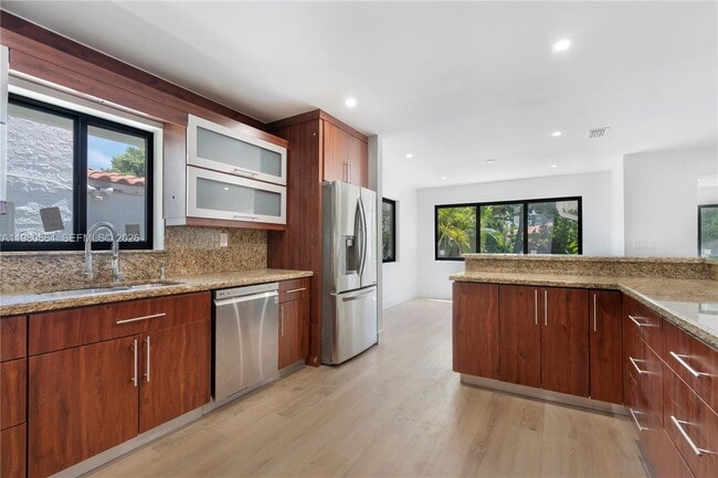 Building Photo - 8951 Byron Ave