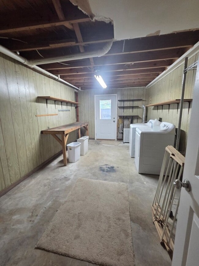 Building Photo - $2,300 - 4 Bedroom 2.5 Bathroom Unfurnished House in Forest Hills