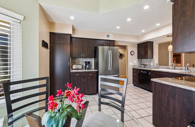 Building Photo - 651 Vista Lago Cir N