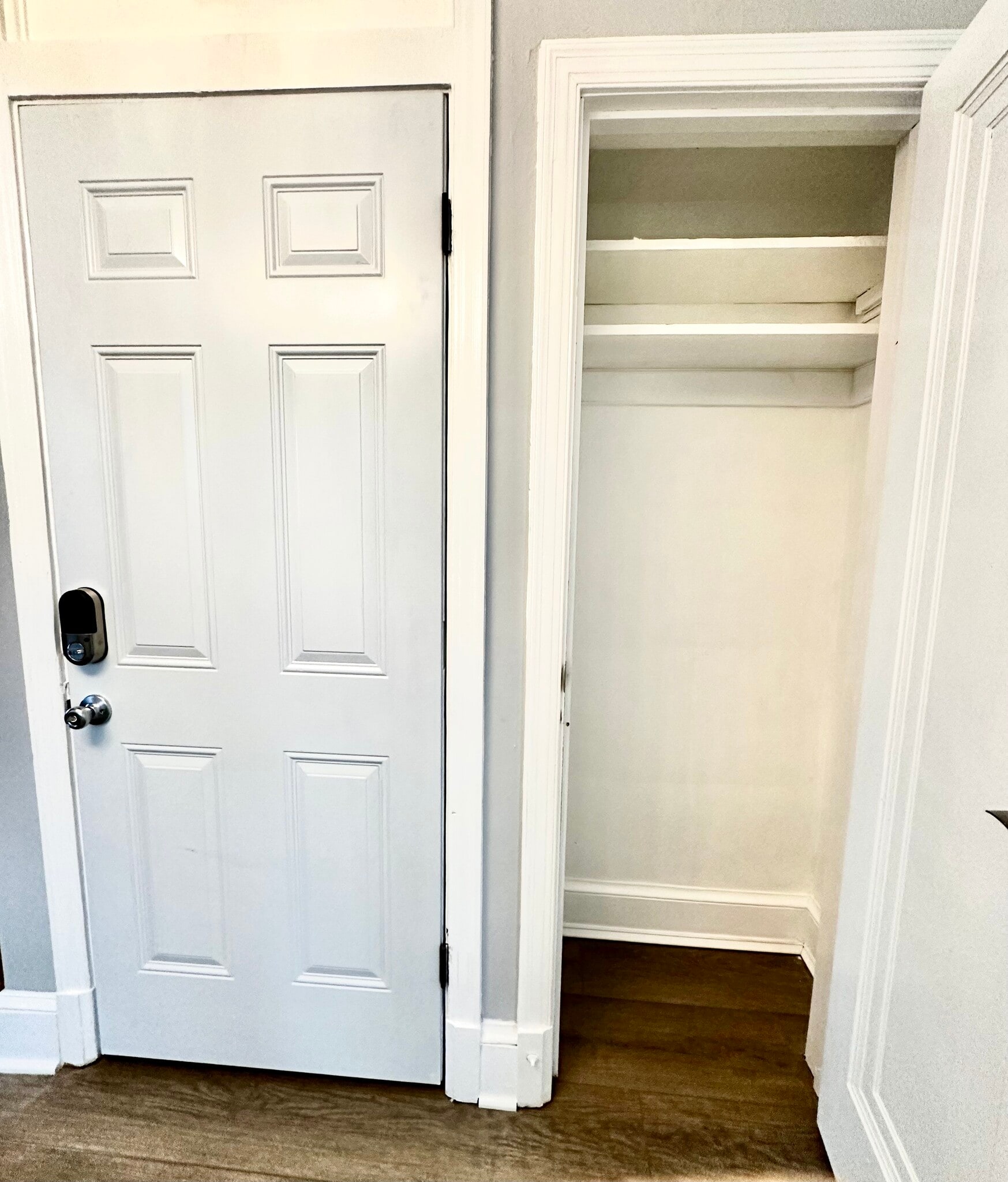 Entrance and coat closet - 512 Mellon St SE