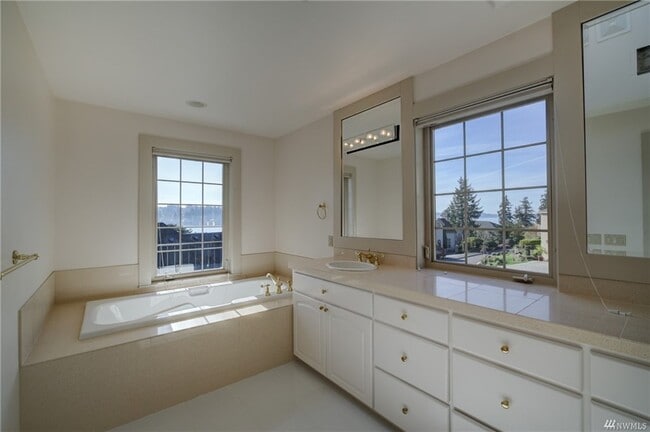 Building Photo - 8479 NE Woodland Cove Dr