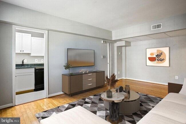 Building Photo - 1721 Queens Ln