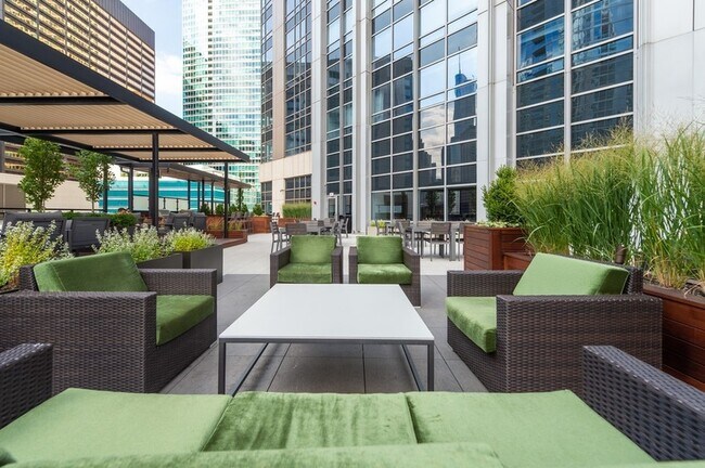 Building Photo - 512 N McClurg Ct