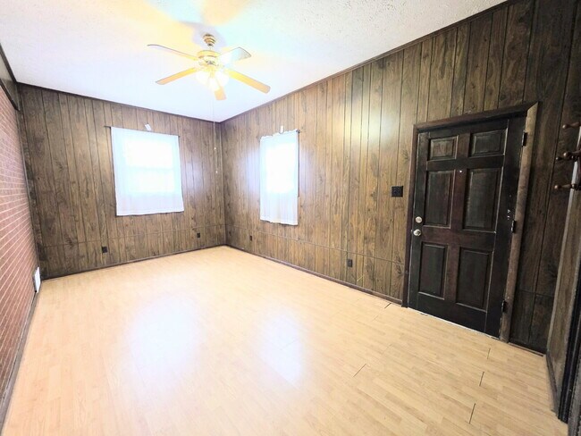 Building Photo - "Charming 3-Bed Oasis with Granite Touches in Fayetteville – 1600 Sq Ft of Comfort!"