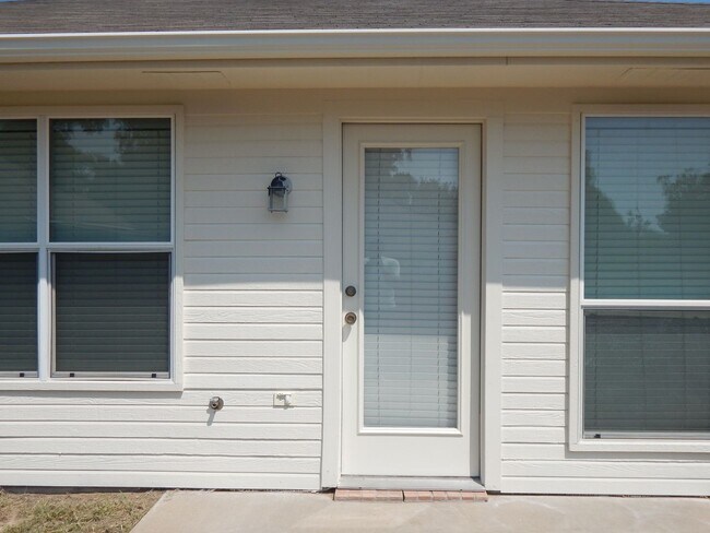 Building Photo - South Tyler - Handsome 3 Bedroom, 2 Bath H...