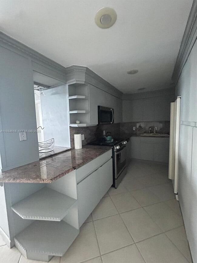 Building Photo - 3140 S Ocean Dr