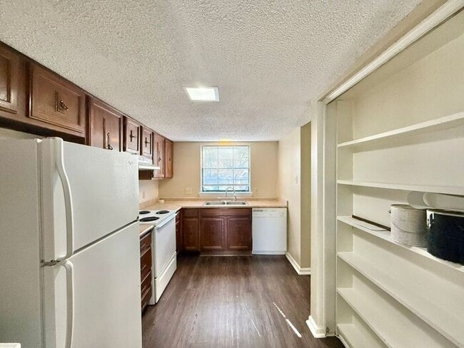 Building Photo - Available Now! 3 bedroom 2.5 bath townhome in Tyler