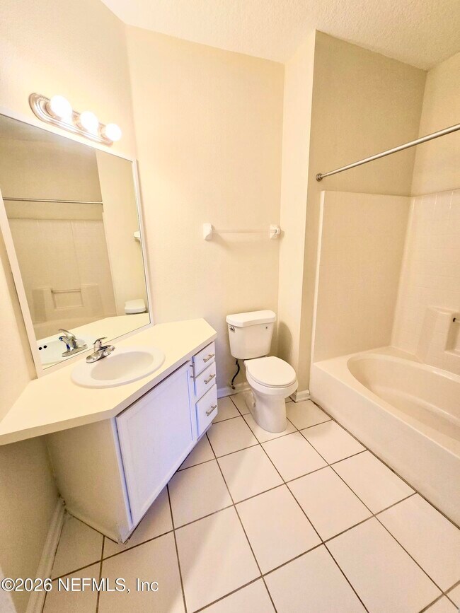 Building Photo - 10550 Baymeadows Rd