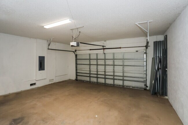 Building Photo - 1721 SE 16th Ave