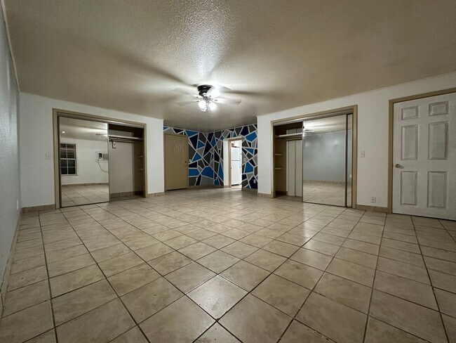 Building Photo - Downstairs apartment for rent