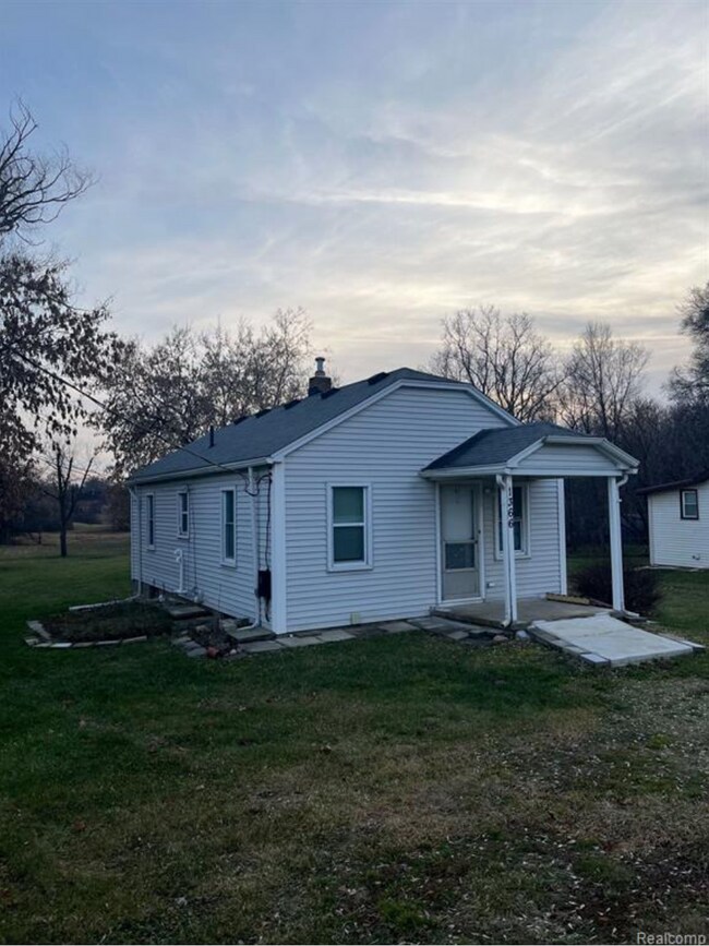 Building Photo - Cozy Home with Expansive Yard