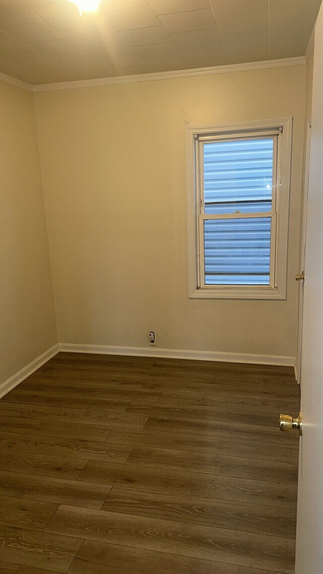 Building Photo - 399 Alden St