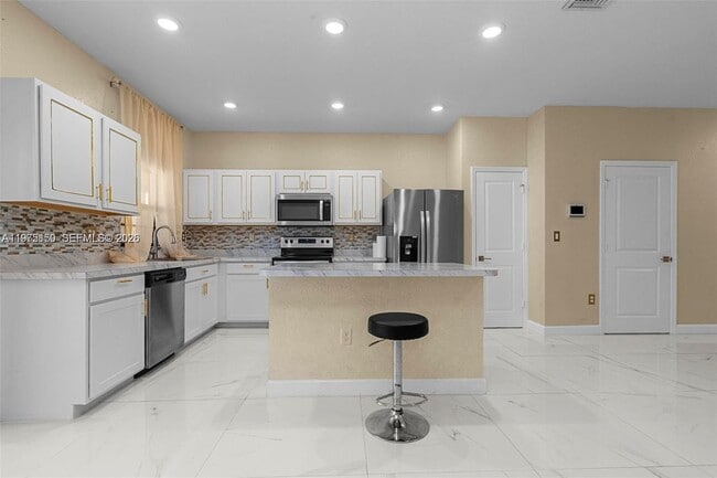 Building Photo - 1130 SW 6th Ct